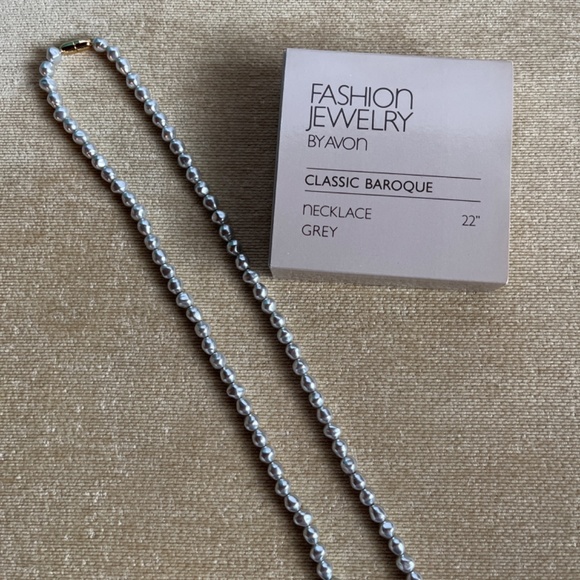 VINTAGE (1982) AVON CLASSIC BAROQUE NECKLACE - Picture 2 of 3